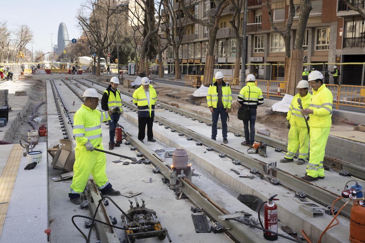 El tranvía avanza por la Diagonal entre Glòries y Verdaguer