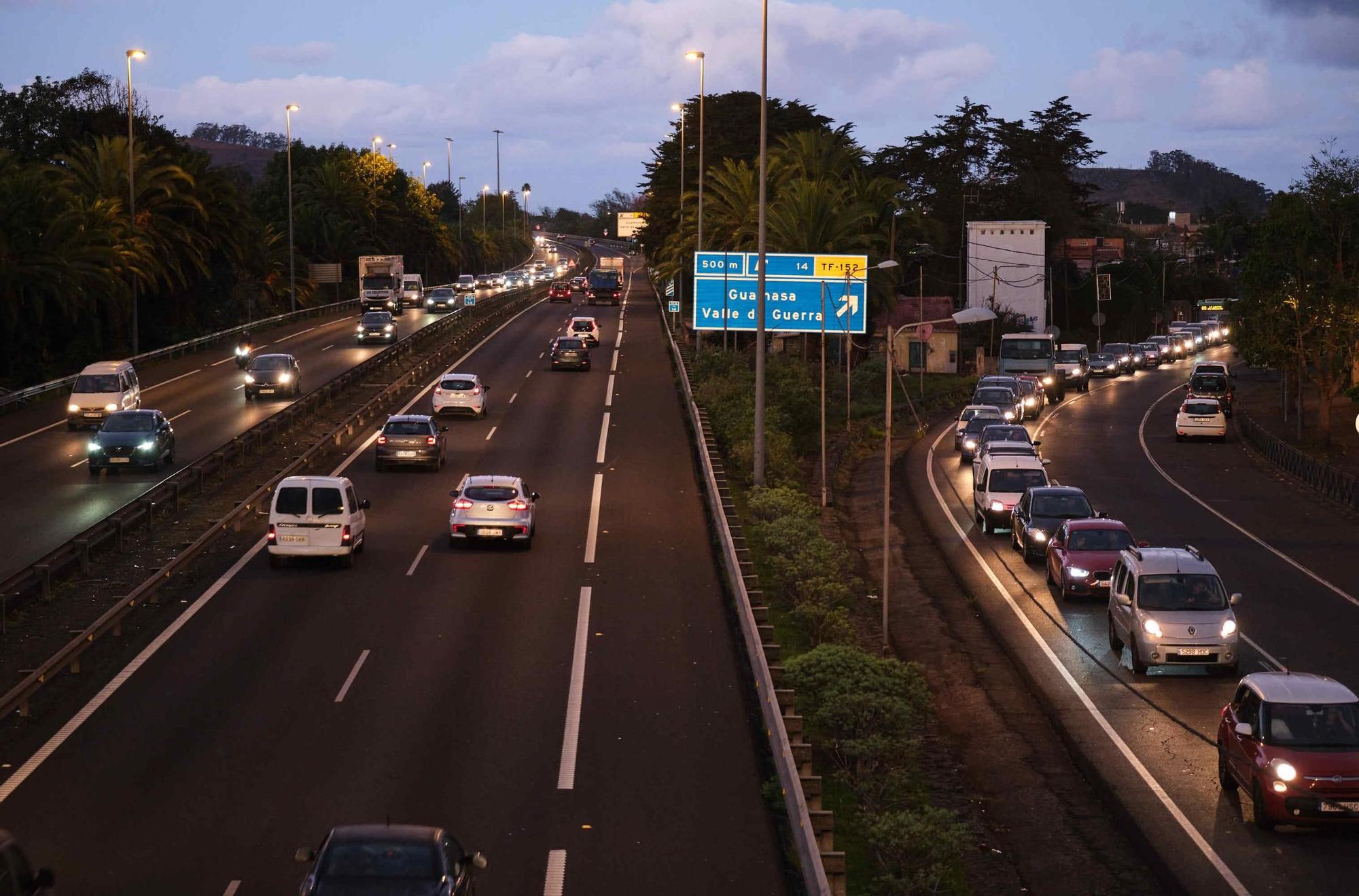 Colas en Tenerife el primer día de cortes en la autopista