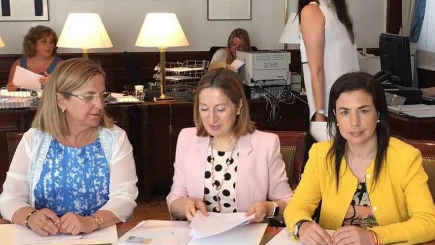 Las diputadas del PP formalizan sus credenciales | La diputada viguesa del PP Irene Garrido, junto con la ministra de Fomento en funciones y cabeza de lista de los populares por Pontevedra, Ana Pastor, y la también diputada del PP por Ourense Ana Belén Vázquez entregaron ayer sus credenciales en el Congreso de los Diputados tras resultar elegidas durante las elecciones del 26 de junio.