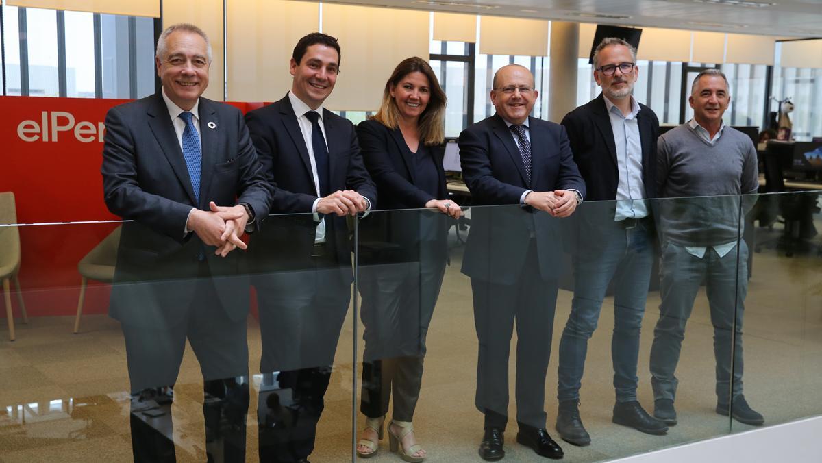 Los participantes en la mesa redonda organizada en la redacción de EL PERIÓDICO. De izquierda a derecha, Pere Navarro, delegado especial del Estado en el CZFB y presidente del SIL; Mickael Devena, vicepresidente de Project44; Blanca Sorigué; directora general del CZFB y del SIL; Ignasi Sayol, presidente de PIMEC Logística; José Luis Haro, responsable de Economías Locales Emergentes del AMB; y Pere Roca, CEO de Geever. Los participantes en la mesa redonda organizada en la redacción de EL PERIÓDICO. De izquierda a derecha, Pere Navarro, delegado especial del Estado en el CZFB y presidente del SIL; Mickael Devena, vicepresidente de Project44; Blanca Sorigué; directora general del CZFB y del SIL; Ignasi Sayol, presidente de PIMEC Logística; José Luis Haro, responsable de Economías Locales Emergentes del AMB; y Pere Roca, CEO de Geever.