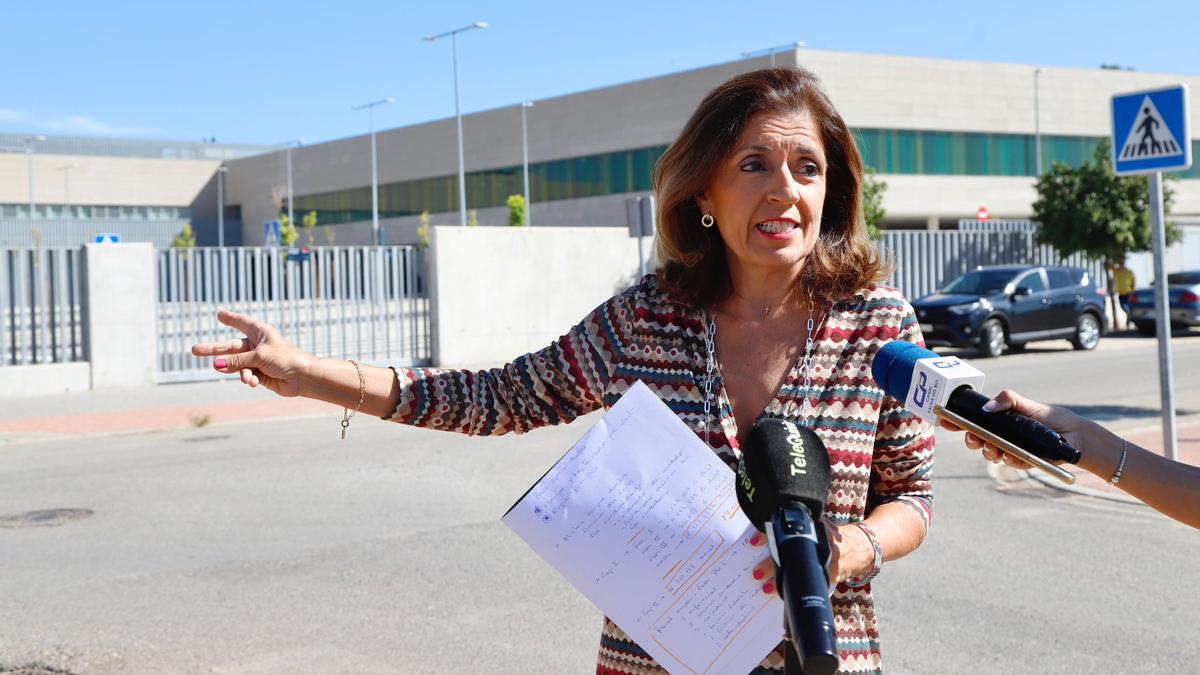 María Jesús Botella atiende a la prensa a las puertas del hospital.