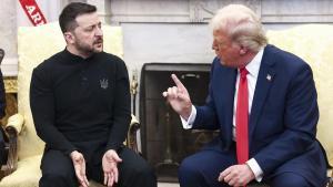 El presidente ucraniano, Volodímir Zelenski, habla con el presidente de EE.UU. Donald Trump, en la Oficina Oval de la Casa Blanca en Washington, DC, EE. UU., el pasado 28 de febrero de 2025