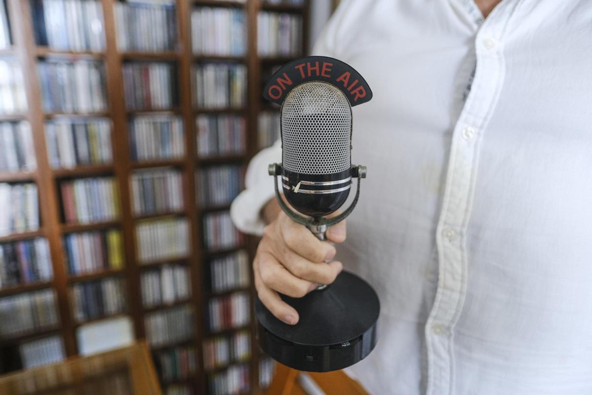 Fran Rivero con un micrófono.