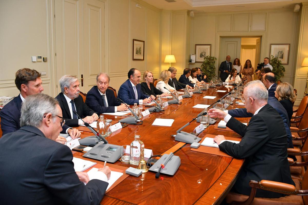Los nuevo veinte vocales durante el primer pleno del octavo mandato del Consejo General del Poder Judicial (CGPJ), a 25 de julio de 2024, en Madrid (España). Los 20 vocales del nuevo Consejo General del Poder Judicial (CGPJ), elegidos por las Cortes tras el acuerdo entre el PP y el PSOE, han jurado su cargo ante el Rey y en presencia del presidente del Gobierno. Tras el acto, los nuevos integrantes del CGPJ han celebrado su primer pleno, que dará el pistoletazo de salida al octavo mandato, que se inicia con cinco años y medio de retraso tras no haber acuerdo entre los partidos políticos. 25 JULIO 2024;CGPJ;OCTAVO MANDATO;CONSEJO;CONSEJO GENERAL DEL PODER JUDICIAL Consejo General del Poder Judici 25/07/2024 / CARLOS HUGO PRECIADO;ESTHER ERICE;GEMA ESPINOSA;INÉS MARÍA HERREROS;ISABEL REVUELTA;JOSÉ ANTONIO MONTERO;JOSÉ CARLOS ORGA;JOSÉ EDUARDO MARTÍNEZ;JOSÉ LUIS COSTA;JOSÉ MARÍA FERNÁNDEZ SEIJO;JOSÉ MARÍA PÁEZ;LUCÍA AVILÉS;LUIS MARTÍN CONTRERAS;MARÍA PILAR ESTHER ROJO;PILAR JIMÉNEZ;RICARDO BODAS;Consejo General del Poder Judicial (CGPJ)