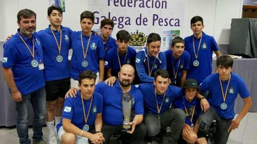 Miguel Corcobado (segundo por la izquierda, de pie) y Nicolás Soto (quinto), junto al resto de los miembros de la selección de Galicia con los que se proclamaron campeones de España. // Cedida por CPD Río Deza