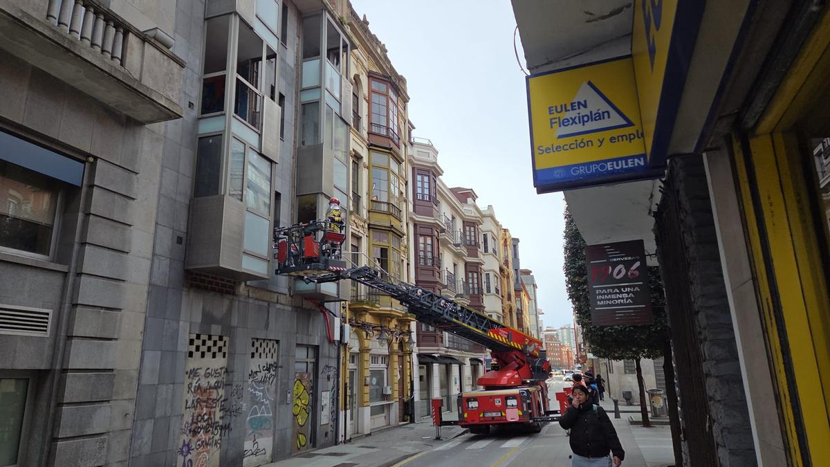 Bomberos trabajando en la calle del Carmen.
