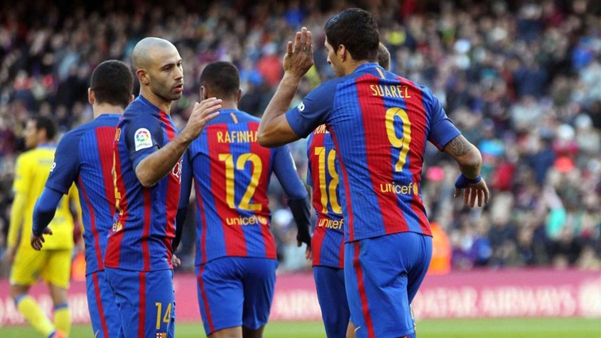 Javier Mascherano celebra el 1-0 de Luis Suárez