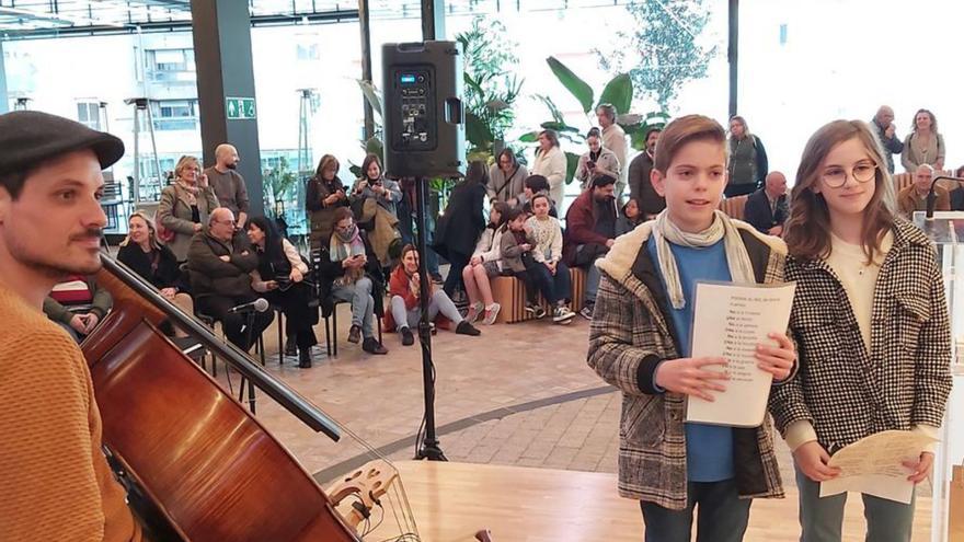 Sobre estas líneas, Enma Sánchez y Alejandro Caunedo, alumnos del  colegio Dolores Medio, junto a Octavio Luque, en el encuentro poético celebrado ayer. A la derecha, Graciano García cierra el acto recitando unos versos de Pedro Salinas. | LNE