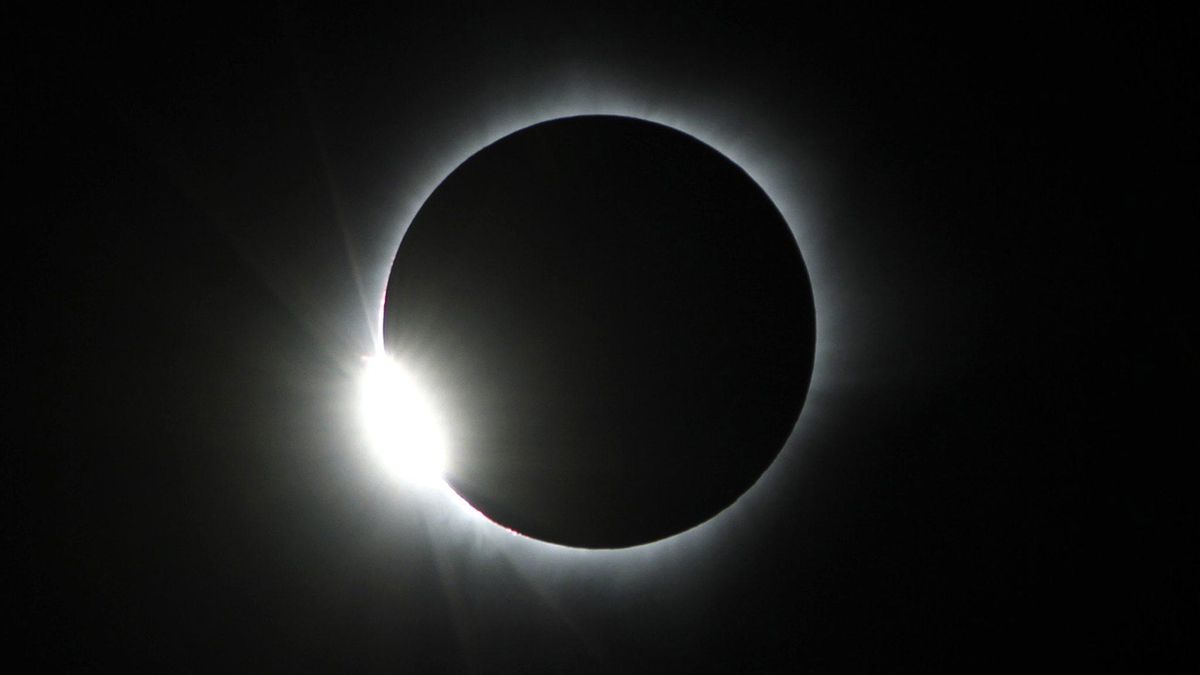 Imagen de un eclipse de sol.
