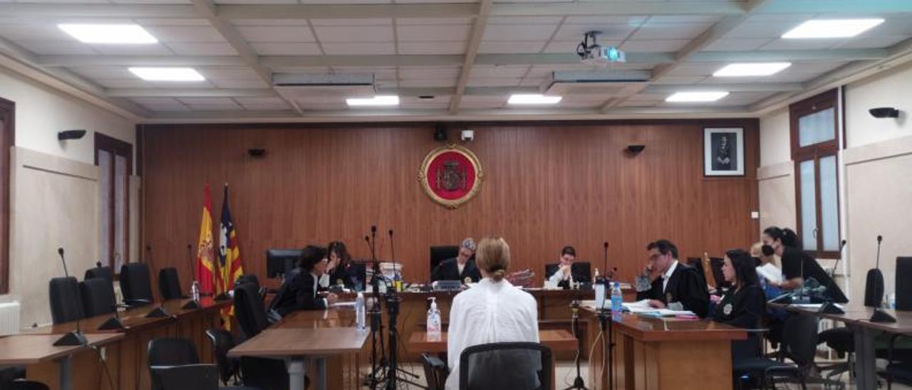 La mujer condenada, ayer durante el juicio en la Audiencia Provincial de Palma.