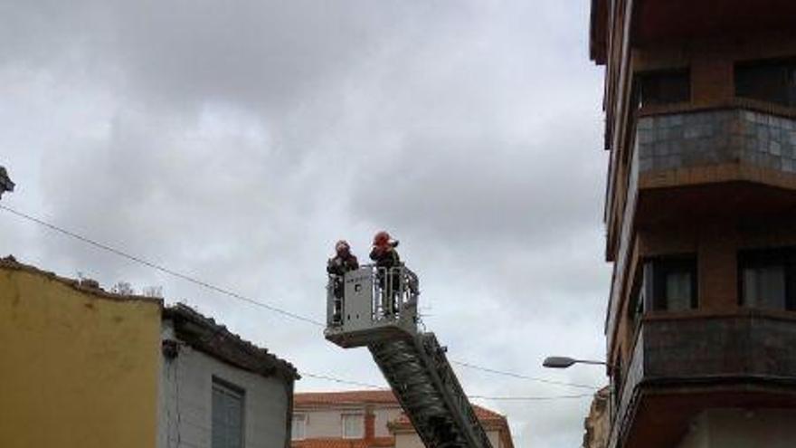 Los bomberos actúan en la calle Sancho IV.