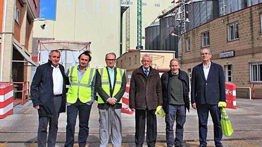 Carlos Romero (segundo por la derecha), en Cobadú, entre Rafael Mangas y Sánchez Olea.