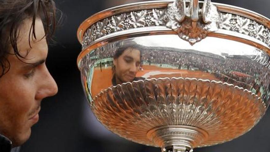 Rafa Nadal posa con el trofeo de Roland Garros.