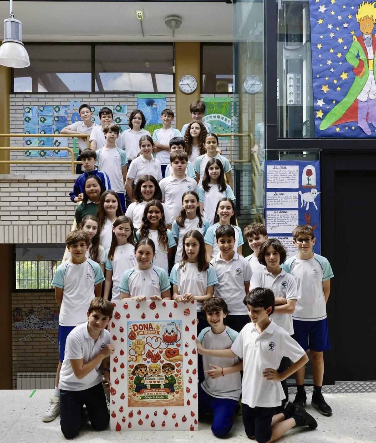 1. Escolinos de La Corolla, con  ún de los carteles del proyeutu.  2. Un donante fae los trámites pertinentes a lo llargo de la maratón. 3. Natalia Domínguez fala con Valeriano Martínez, ún de los donantes. 4. Inés Míguez,  a la izquierda, y Teresa Velasco,  na zona de la exposición. | MARCOS LEÓN