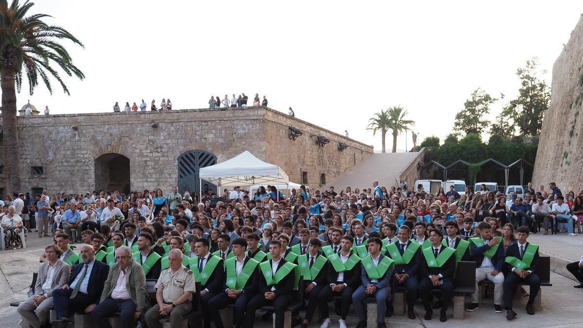 FOTOGALERÍA | Ses Voltes se viste de gala para graduar a los estudiantes de Comunicación, Educación y Deporte del CESAG