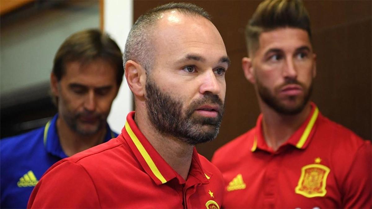 Iniesta compareció ante la prensa junto a Ramos y Lopetegui