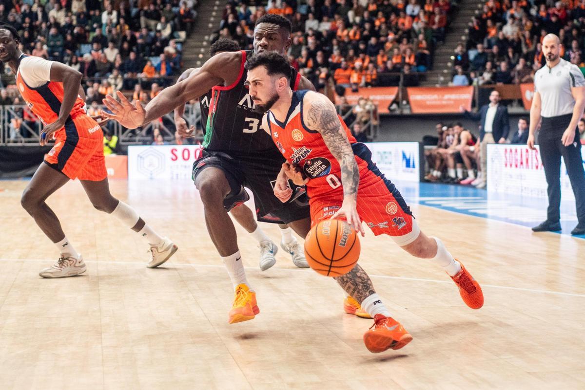 Didac Cuevas conduce un ataque del Leyma en el duelo ante el Cantabria del pasado mes de enero.