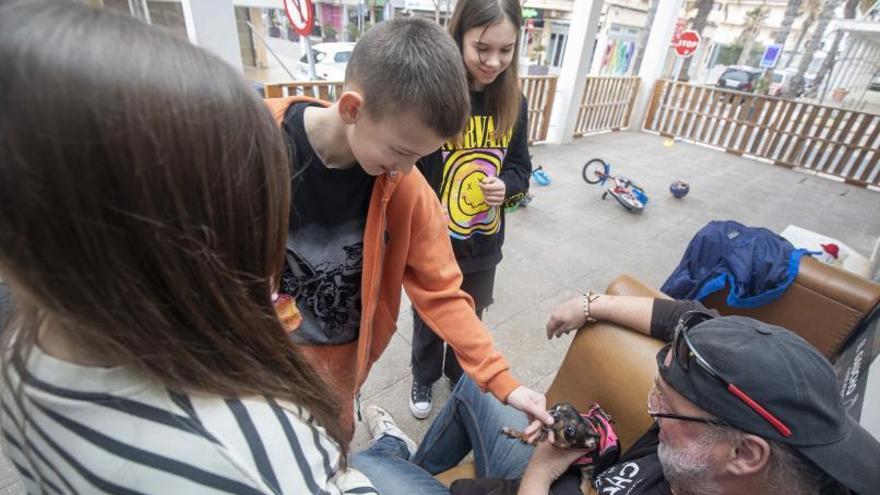 Los pequeños ucranianos juegan con un perro