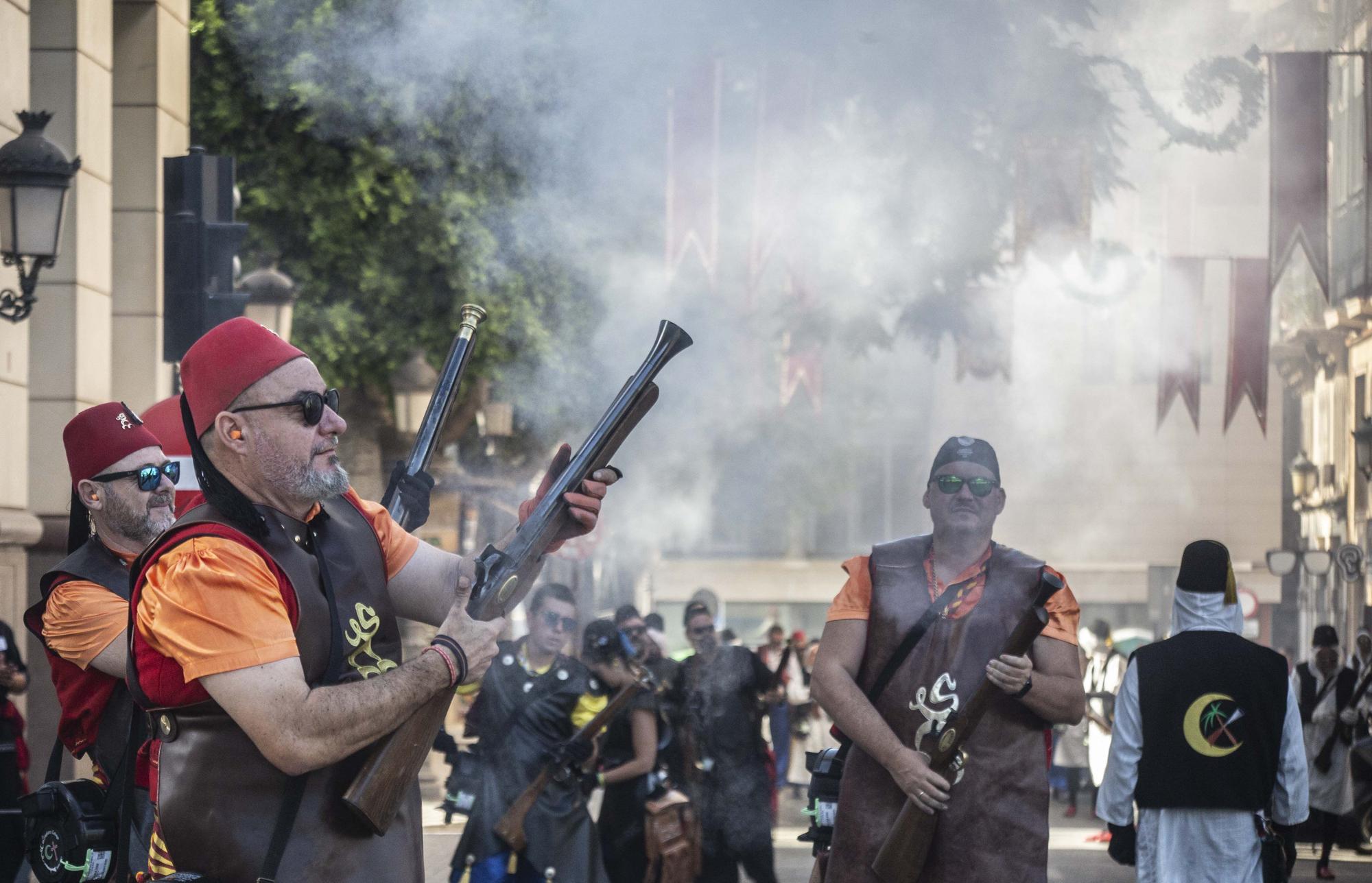 El potente Alardo de los Moros y Cristianos despierta a Elche