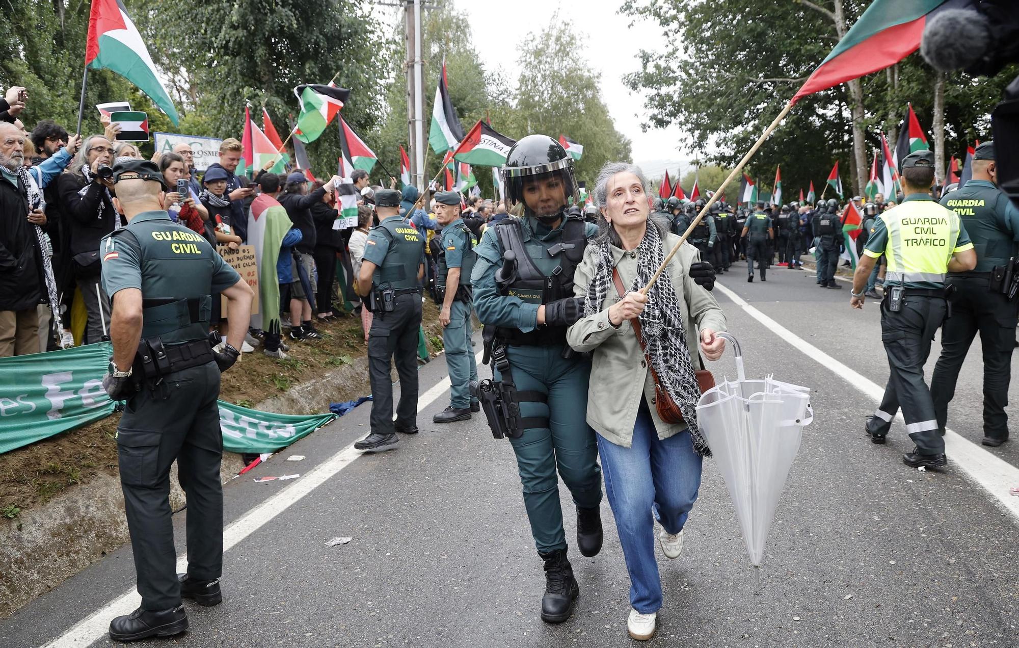 Concentraciones contra el equipo de Israel por el genocidio en Gaza durante el paso de La Vuelta por Pontevedra