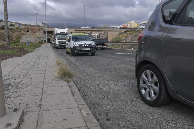 Baches gigantescos en la carretera de acceso a Salinetas, en Telde