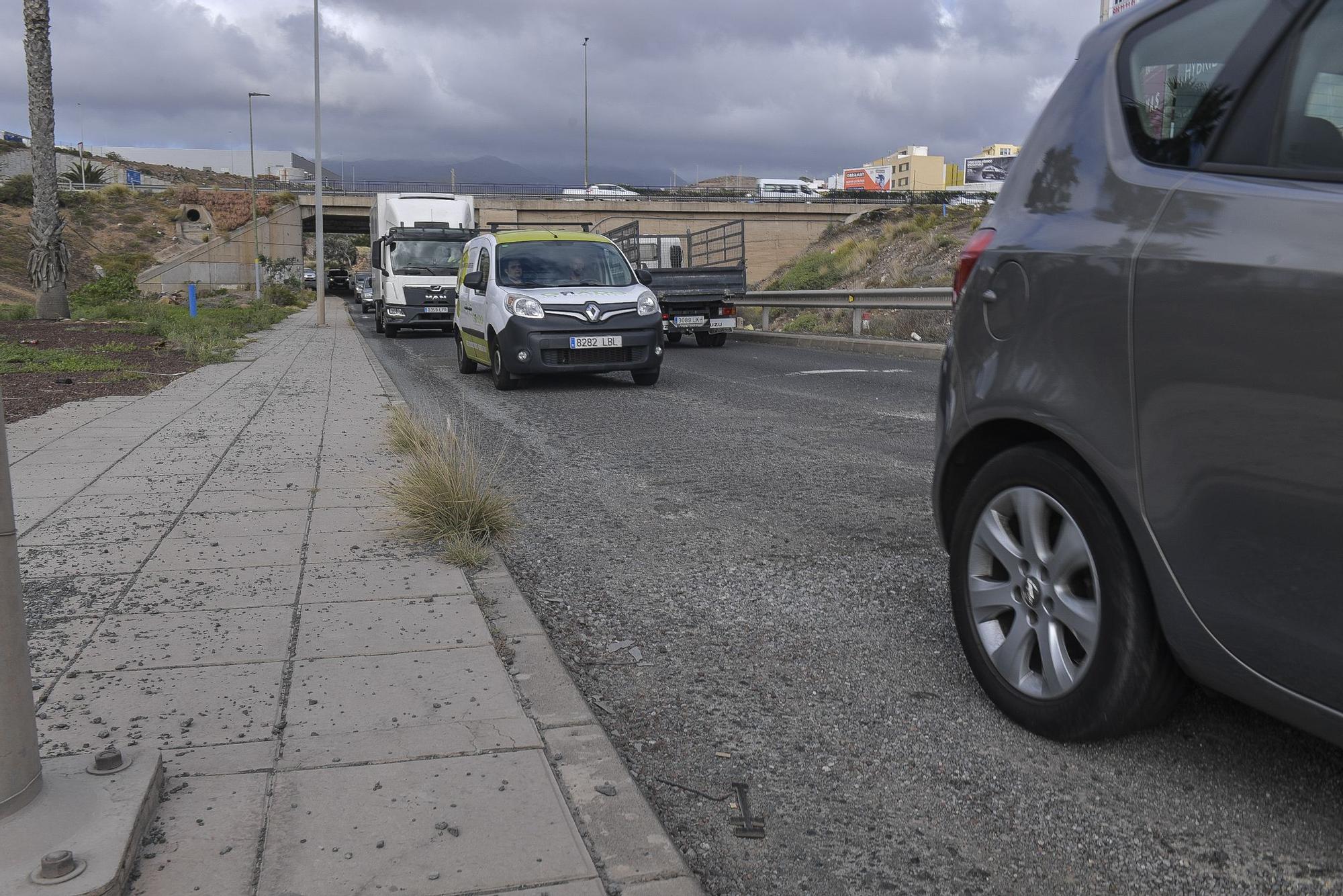 Baches gigantescos en la carretera de acceso a Salinetas, en Telde.