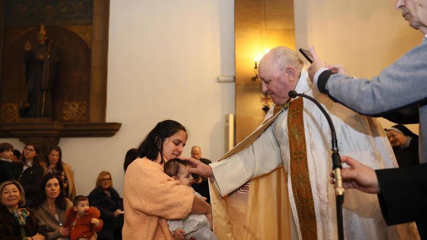 Las Pelayas celebran la Candelaria, una tradición ancestral que reunió a 22 niños en el monasterio ovetense