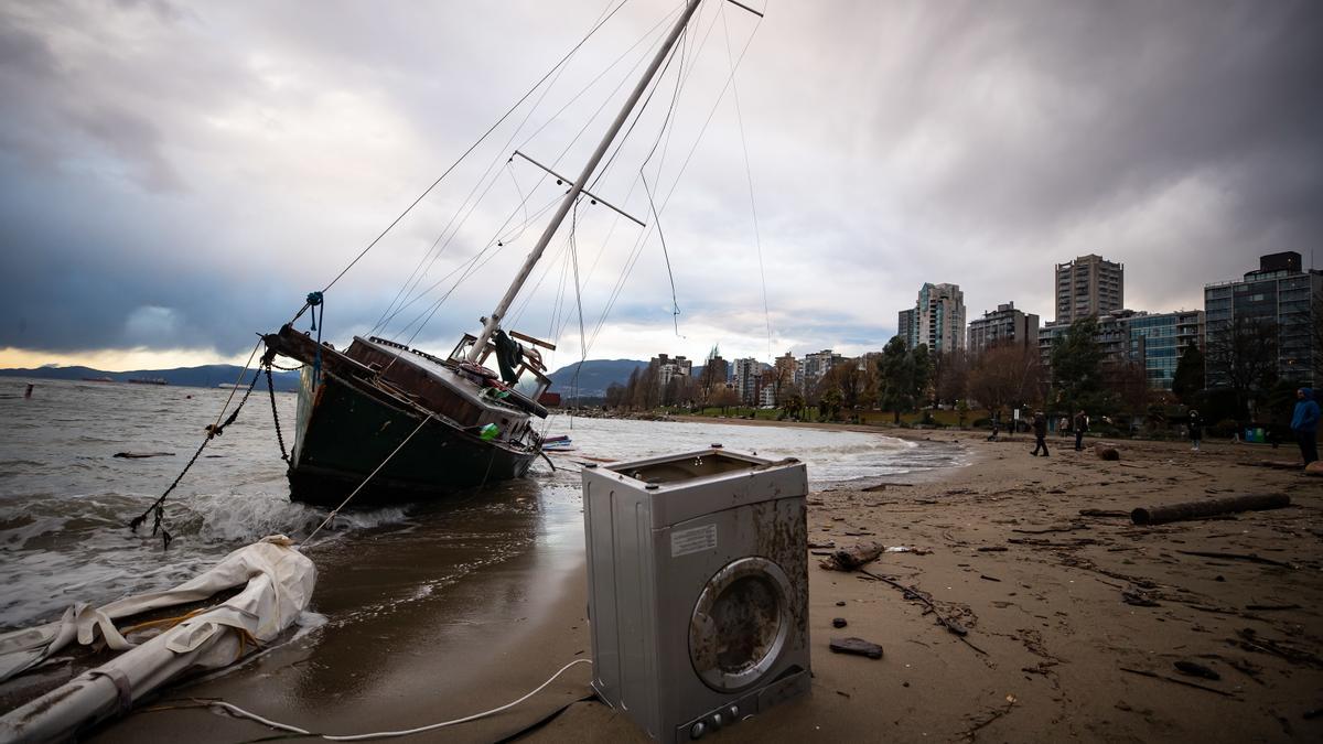 Barco encallado en la bahía de Vancouver a causa y las fuertes lluvias e inundaciones.