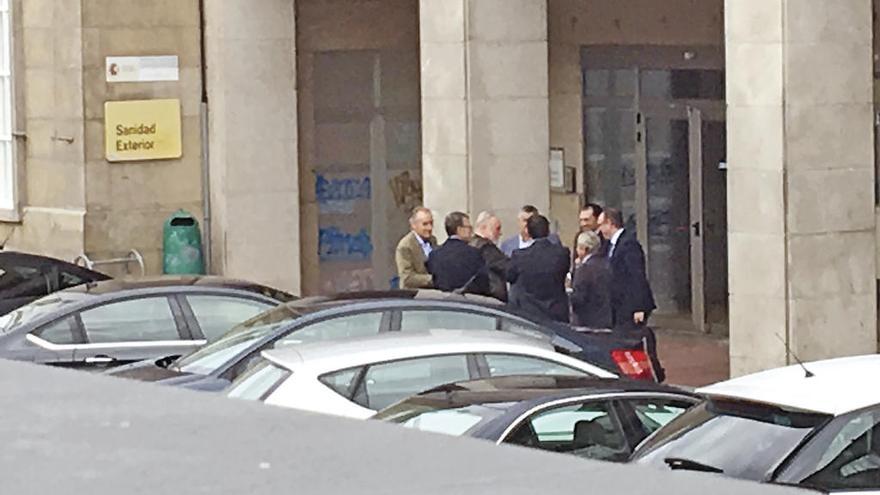 Asistentes a la reunión con Javier Castrodeza, antes de su celebración ayer en la Estación Marítima. // FdV