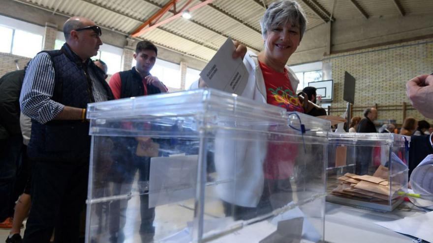 Una urna en un colegio electoral de Pontevedra.