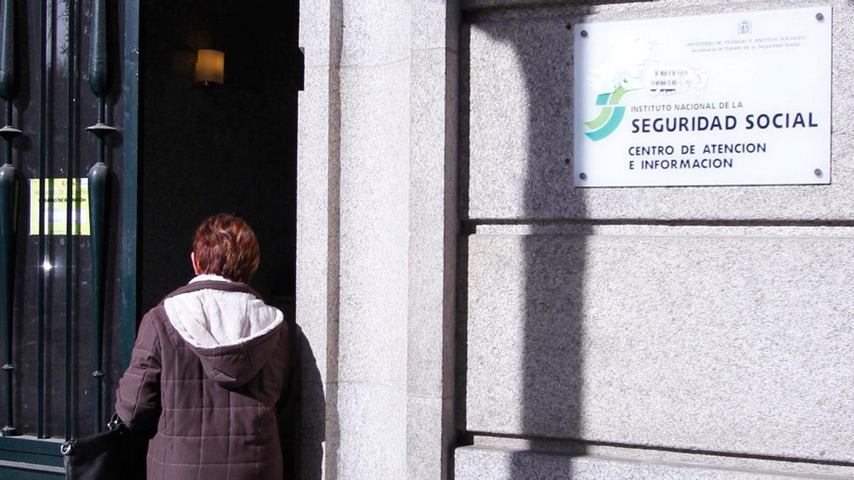 Una mujer accede a las oficinas del Inss.