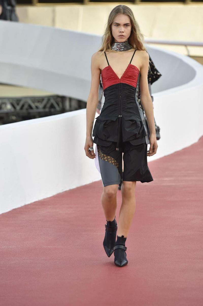 Desfile de la colección crucero 2017 de Louis Vuitton, escote 'V'