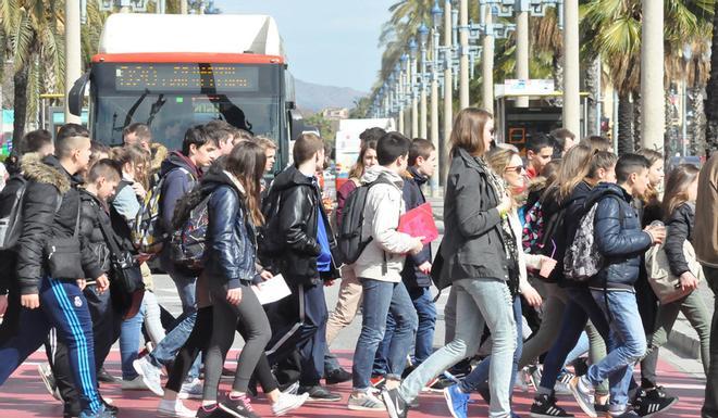 Un grup dadolescents durant una sortida escolar a Barcelona
