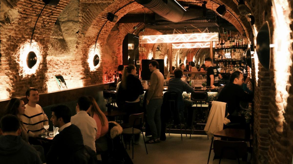 Planta Baja, un nuevo local que abre en Madrid con música en alta fidelidad, tragos y platos.