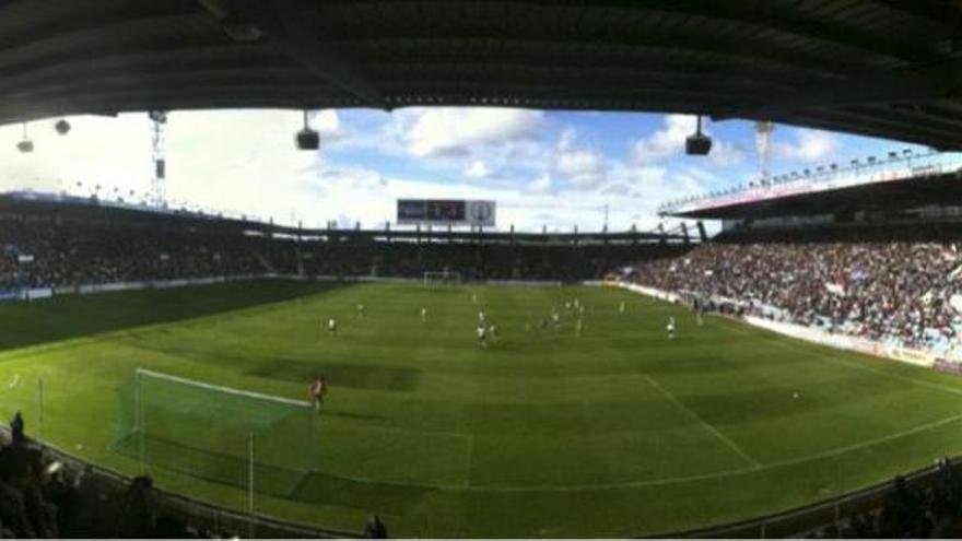 Las gradas del «Helmántico» presentaron casi un lleno en el derbi entre el Salamanca y la Arandina.