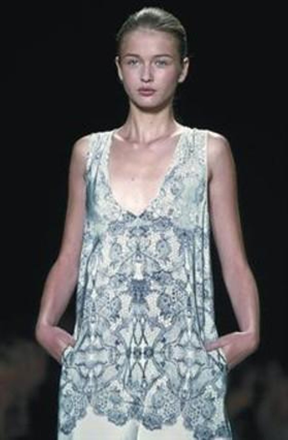 Una model amb transparències de puntes. A la dreta, un altre disseny en seda, de Max Azria.