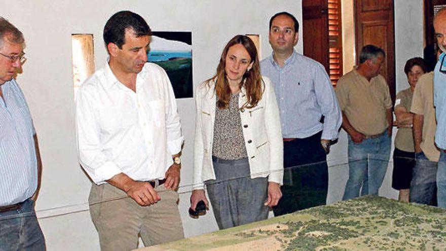 Visita del conseller de Medio Ambiente y las autoridades municipales a la finca en 2012.