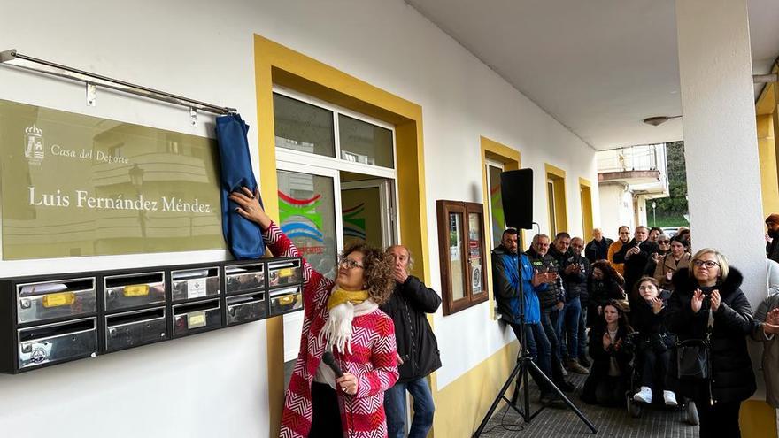 La Casa del Deporte de Navia ya lleva el nombre del atleta local Luis Fernández, fallecido en 2016
