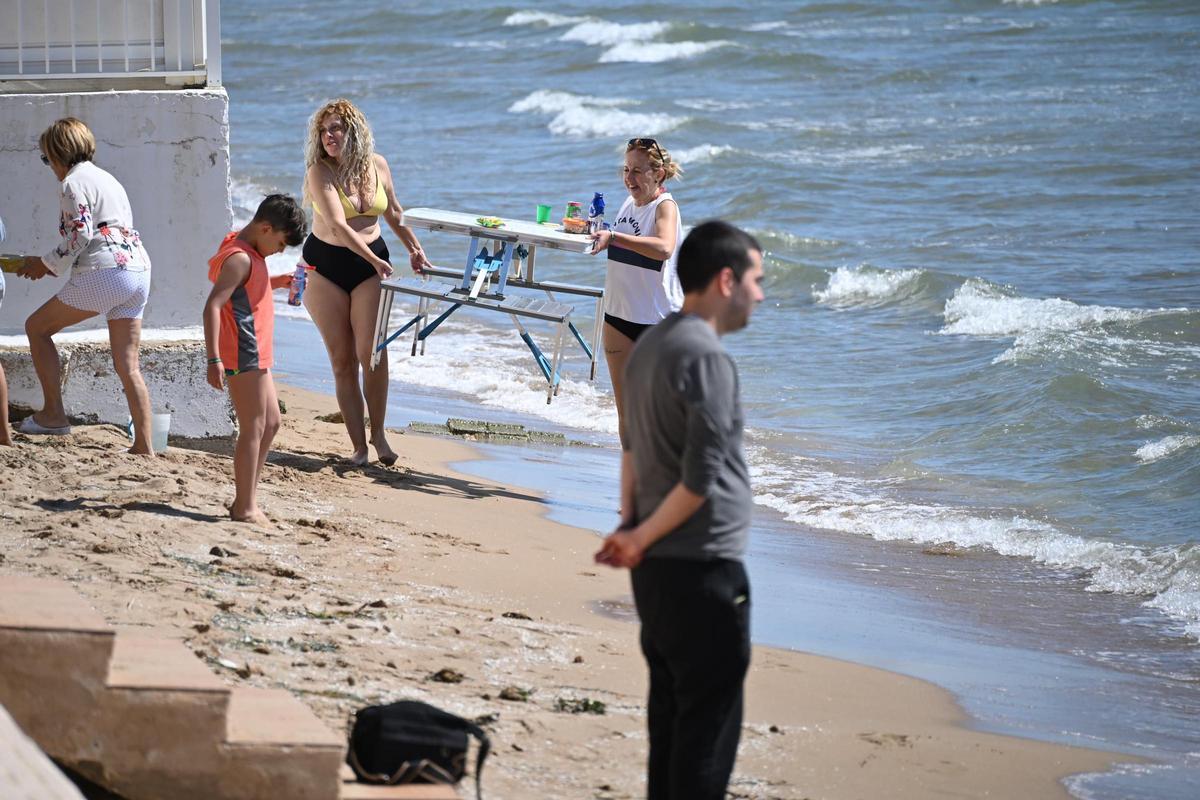 El segundo Lunes de Mona reúne a las familias en playas como la de El Pinet