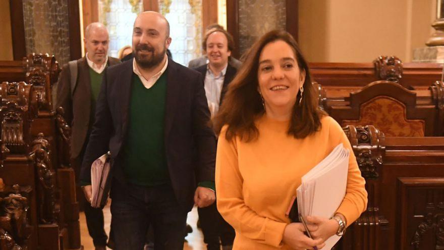 La alcaldesa y sus ediles, a su llegada al pleno. |  / CARLOS PARDELLAS