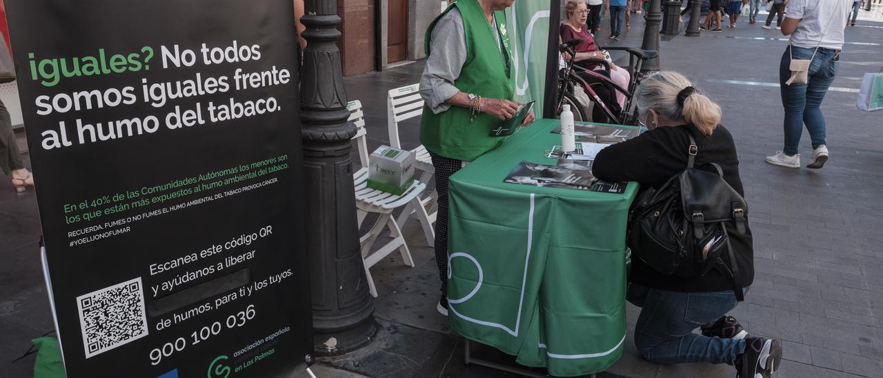 La Asociación Española Contra el Cáncer recoge firmas para pedir que el parque San Telmo se declare libre de humo.