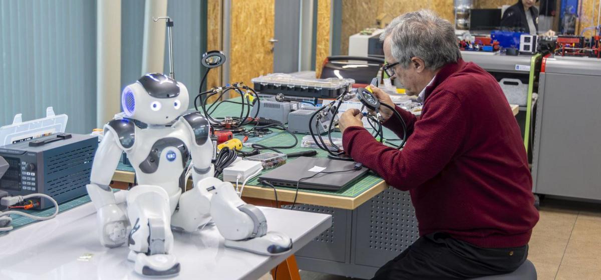 El director del CIEDix en la Zona Maker, donde se prueban prototipos de recursos educativos. | J. P. | X. ÁLVAREZ