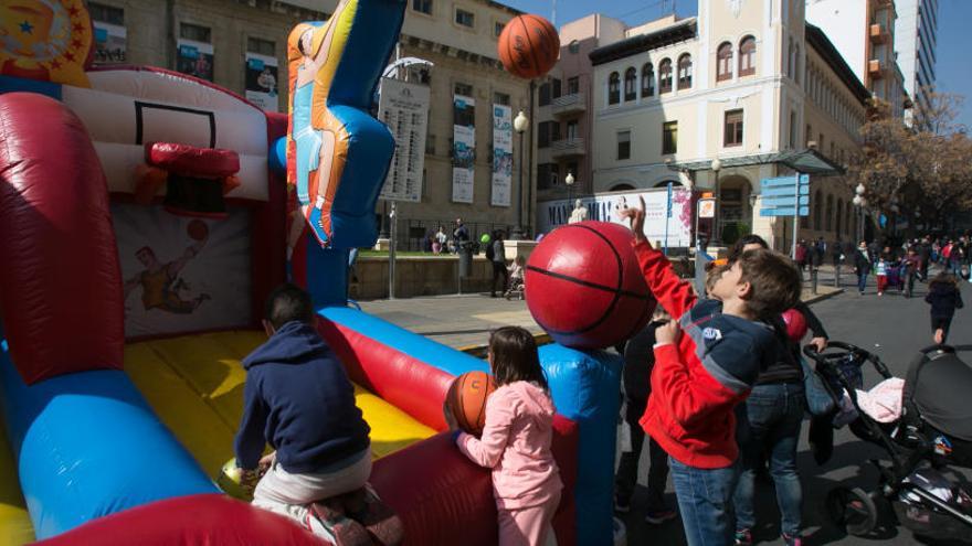 Niños jugando en uno de los hinchables instalados en la Avenida de la Constitución durante la experiencia piloto de peatonalización.