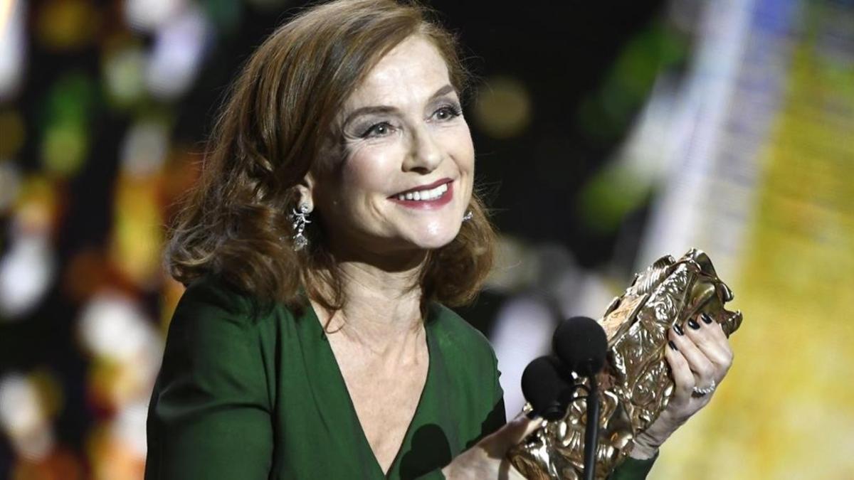 Isabelle Huppert, tras ganar el Cesar a la mejor actriz por su trabajo en 'Elle', de Paul Verhoeven.