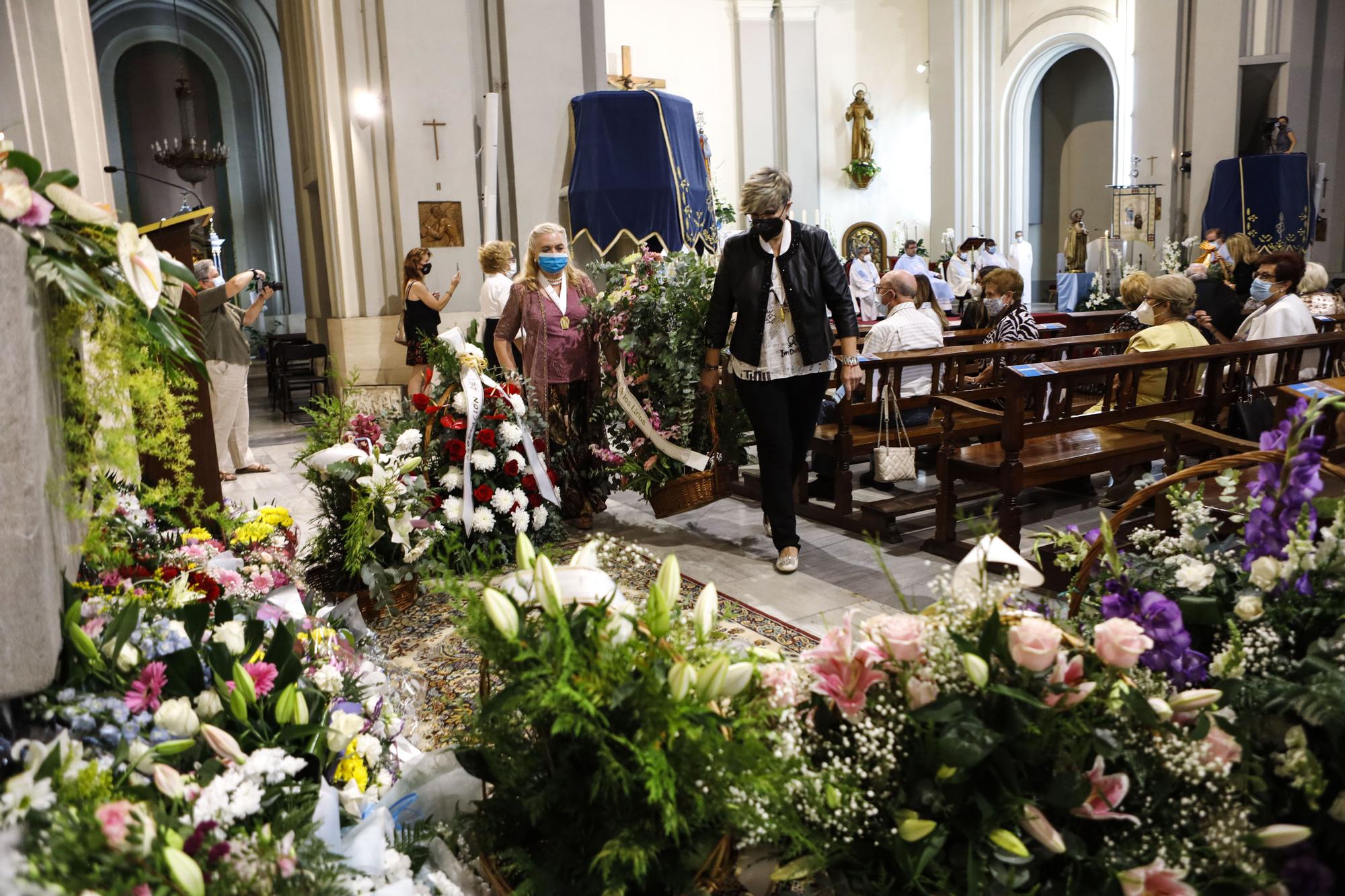 Alcoy homenajea a su patrona con flores