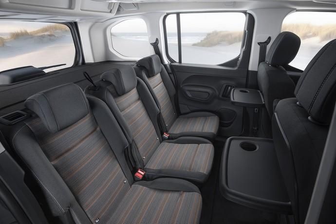 Versatile: Customers who order the new Opel Combo Life with individual second row seats can conveniently fold them from the boot.