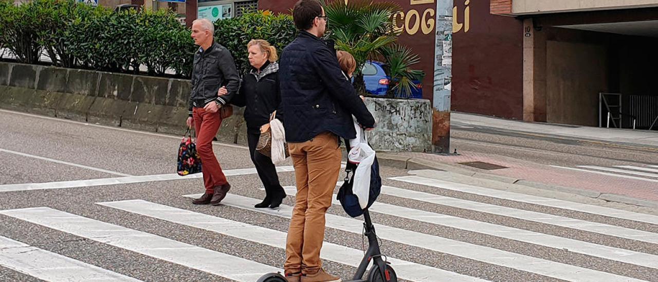 Una persona circula con un patinete eléctrico por una calle de Vigo // Marta G. Brea