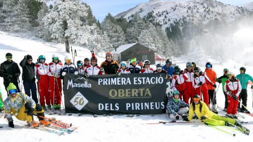 Foto de família dels primers esquiadors de la Masella amb una pancarta.