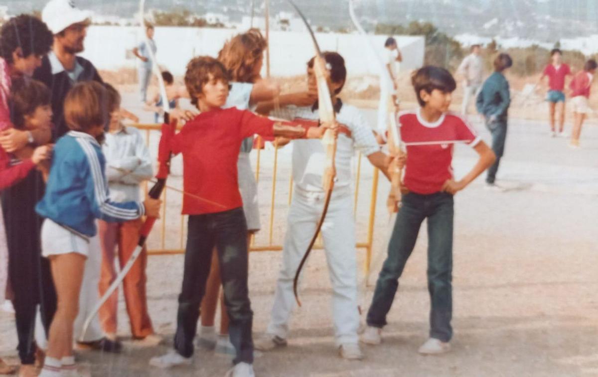 Imagen del archivo personal de Juan de una sesión de tiro con arco en Marina Botafoc. | CEDIDA POR VÍCTOR JUAN
