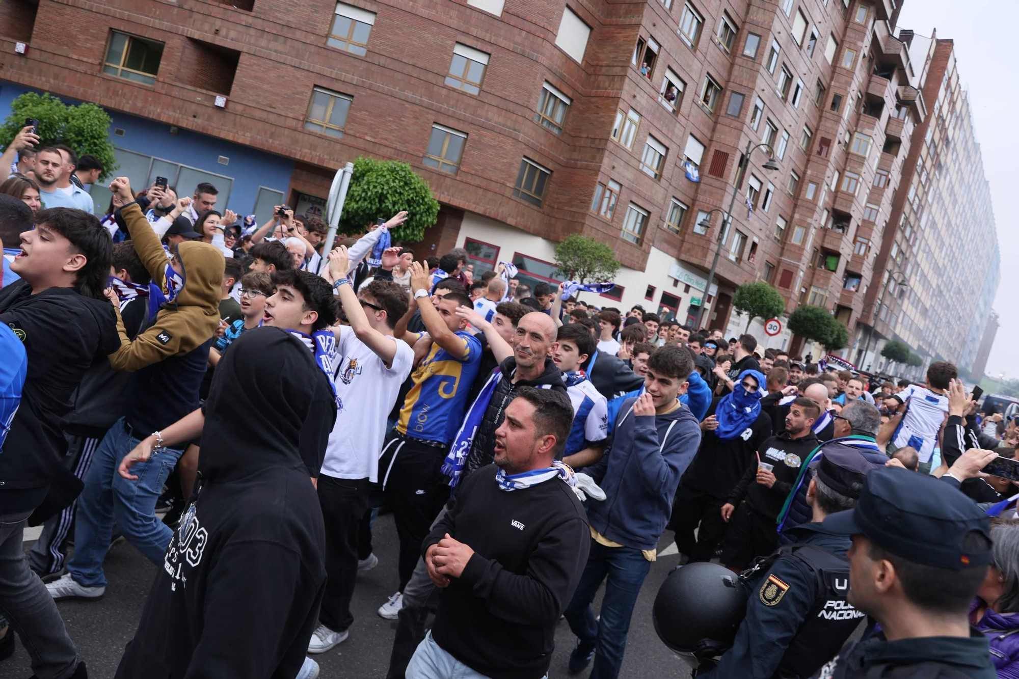 EN IMÁGENES: Avilés se tiñe de blanquiazul para la final por el ascenso ante el Rayo Majadahonda